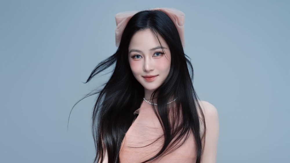 Trở lại showbiz, Hương Tràm gây chú ý bởi diện mạo sắc sảo