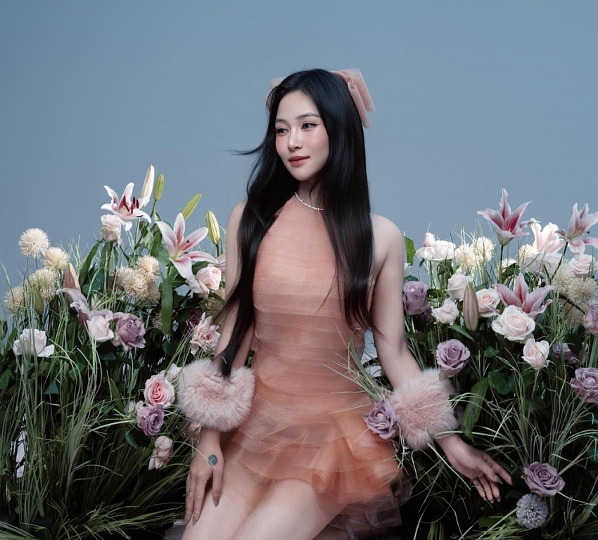 Trở lại showbiz, Hương Tràm gây chú ý bởi diện mạo sắc sảo