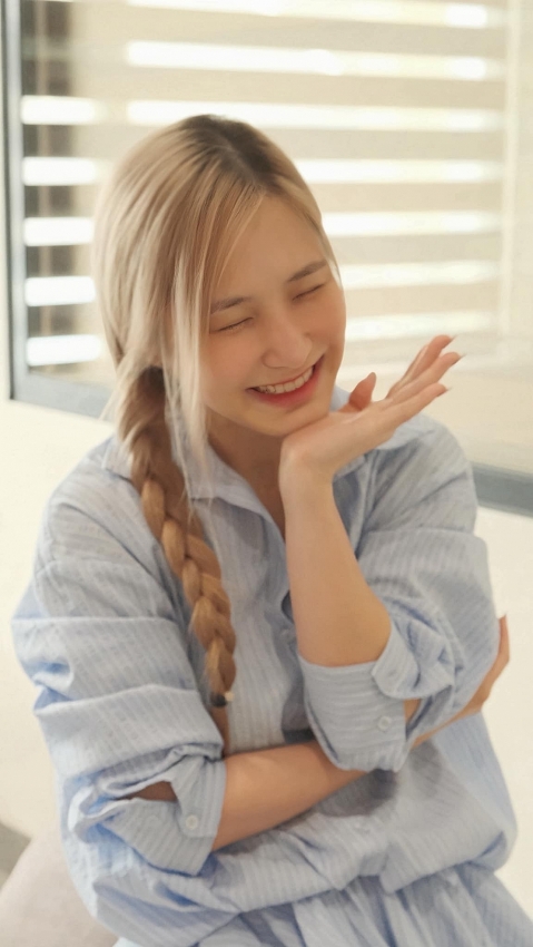 Trở lại showbiz, Hương Tràm gây chú ý bởi diện mạo sắc sảo