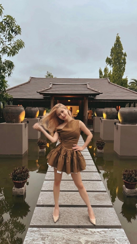 Trở lại showbiz, Hương Tràm gây chú ý bởi diện mạo sắc sảo