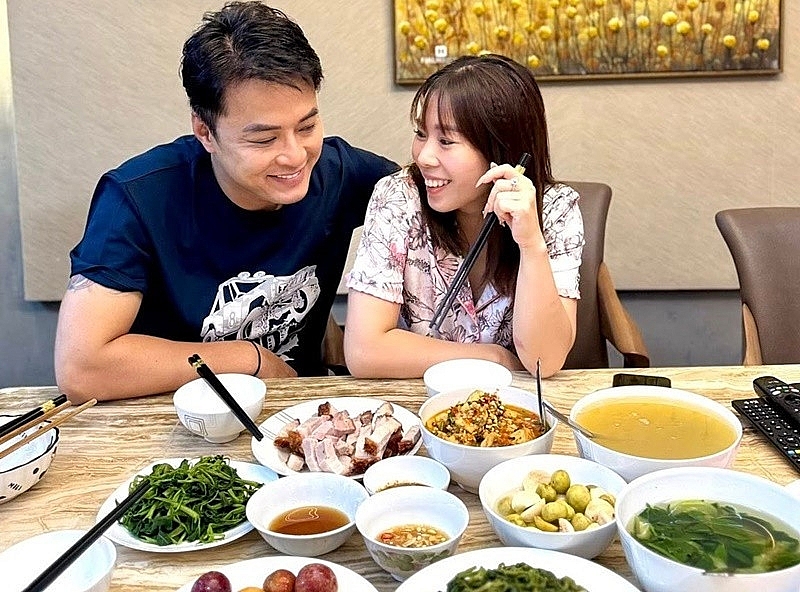 Đời thường của Hồng Đăng bên vợ con Đời thường của Hồng Đăng bên vợ con
