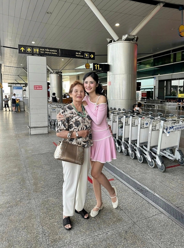 Ý Nhi rạng rỡ sang Úc du học, bạn trai Anh Kiệt gây chú ý khi liên tục vắng mặt