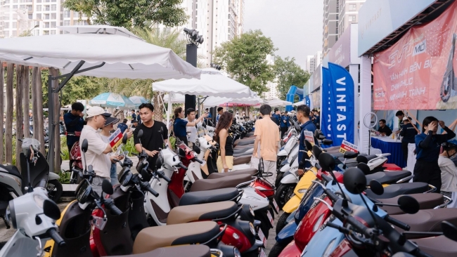 “Đổi xăng lấy điện” sôi động ở 3 miền: Cả nhà rủ nhau lên đời xe điện