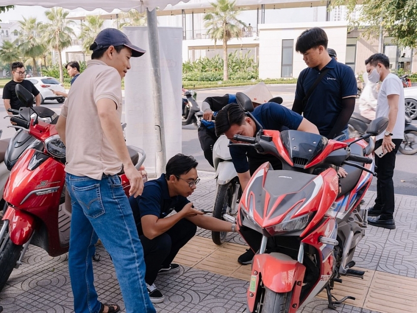 “Đổi xăng lấy điện” sôi động ở 3 miền: Cả nhà rủ nhau lên đời xe điện
