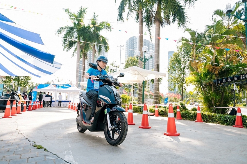 “Đổi xăng lấy điện” sôi động ở 3 miền: Cả nhà rủ nhau lên đời xe điện