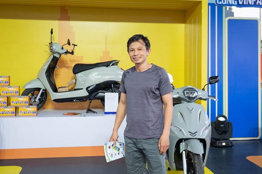 “Đổi xăng lấy điện” sôi động ở 3 miền: Cả nhà rủ nhau lên đời xe điện