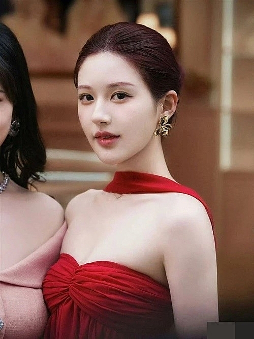 Cuộc sống của mỹ nữ xuyên không Triệu Lộ Tư trước ồn ào tố công ty