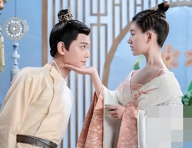 Cuộc sống của mỹ nữ xuyên không Triệu Lộ Tư trước ồn ào tố công ty