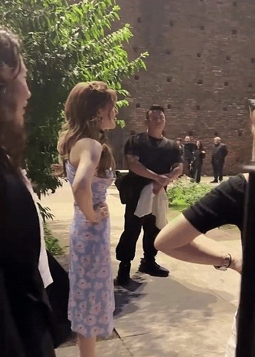 Cuộc sống của mỹ nữ xuyên không Triệu Lộ Tư trước ồn ào tố công ty