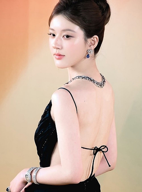 Cuộc sống của mỹ nữ xuyên không Triệu Lộ Tư trước ồn ào tố công ty