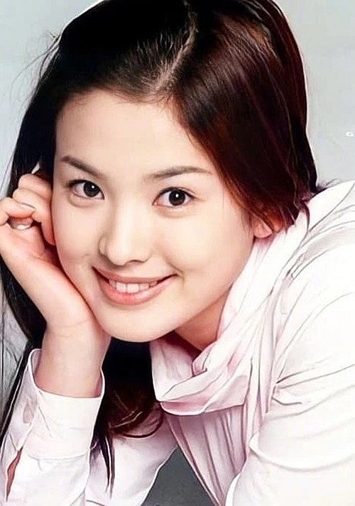 Song Hye Kyo đẹp trong veo thời thanh xuân, quyến rũ ở tuổi U45