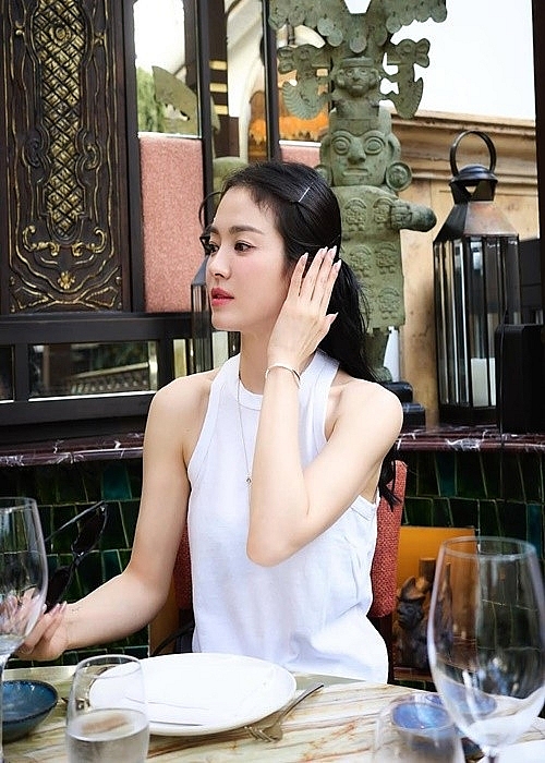 Song Hye Kyo đẹp trong veo thời thanh xuân, quyến rũ ở tuổi U45