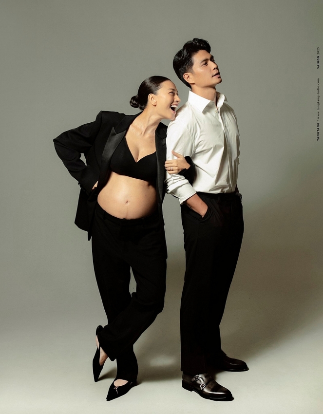 Hình ảnh Ngô Thanh Vân - Huy Trần bên con gái đầu lòng Hình ảnh Ngô Thanh Vân - Huy Trần bên con gái đầu lòng