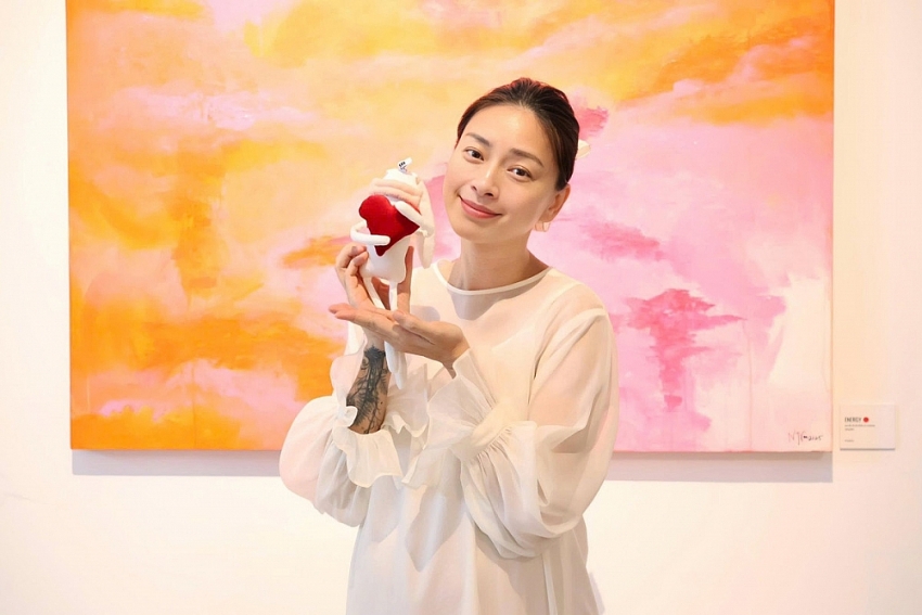 Hình ảnh Ngô Thanh Vân - Huy Trần bên con gái đầu lòng Hình ảnh Ngô Thanh Vân - Huy Trần bên con gái đầu lòng