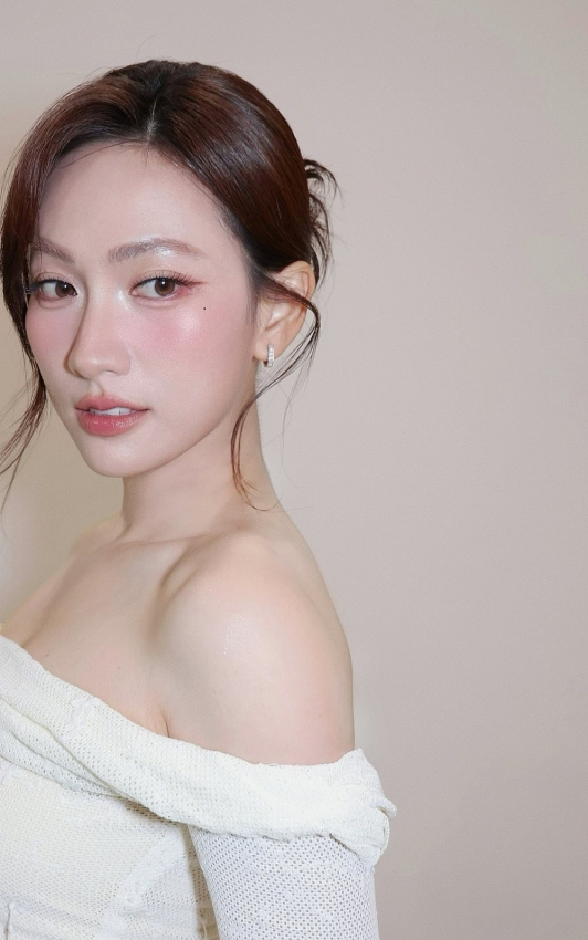 Phương Anh Đào gây sốt với khoảnh khắc cận mặt đẹp đến “vô thực”