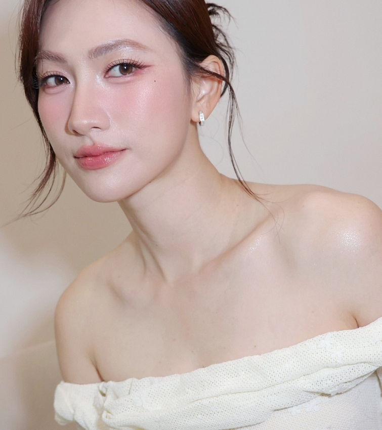 Phương Anh Đào gây sốt với khoảnh khắc cận mặt đẹp đến “vô thực”