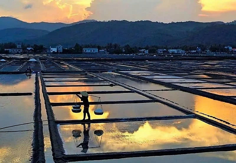Về Sa Huỳnh hòa mình trải nghiệm nông dân trên cánh đồng muối