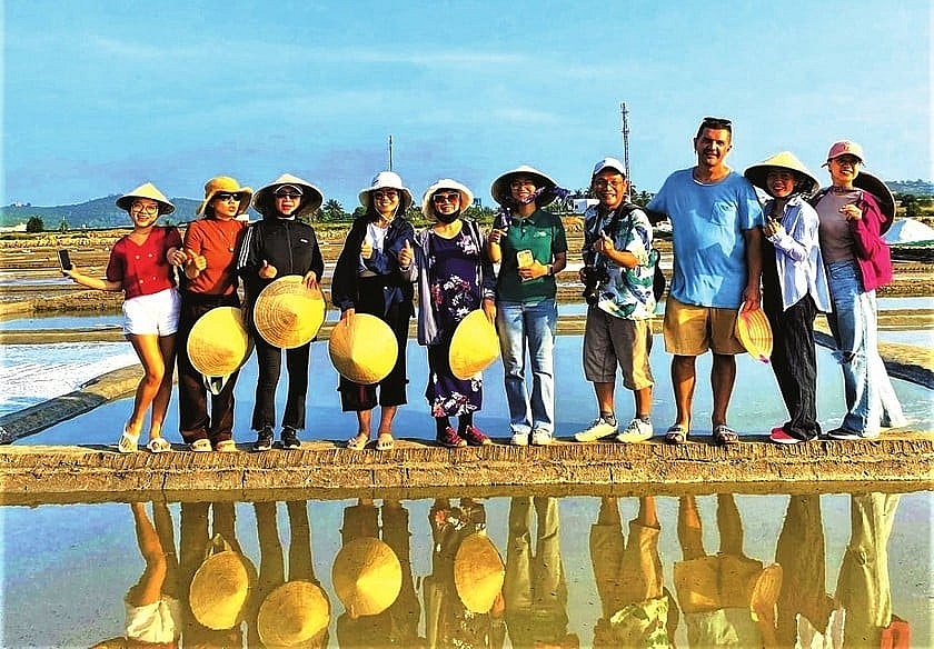 Về Sa Huỳnh hòa mình trải nghiệm nông dân trên cánh đồng muối