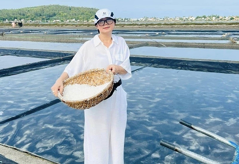 Về Sa Huỳnh hòa mình trải nghiệm nông dân trên cánh đồng muối