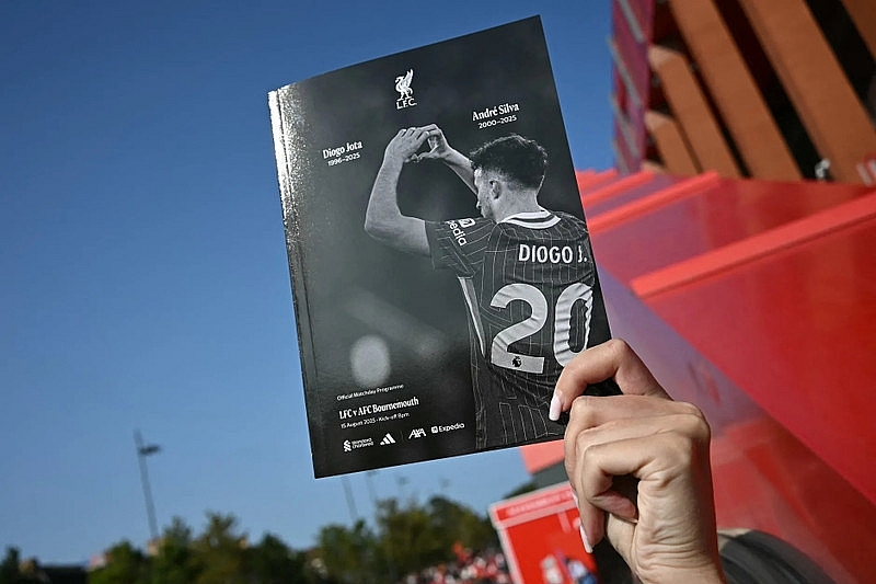 Liverpool tri ân tiền vệ xấu số Jota ở trận mở màn Ngoại hạng Anh