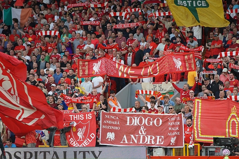 Liverpool tri ân tiền vệ xấu số Jota ở trận mở màn Ngoại hạng Anh