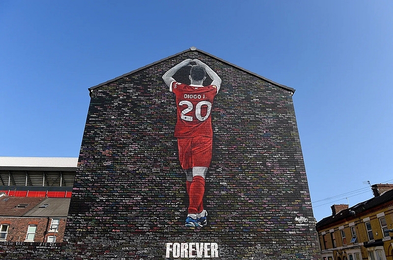 Liverpool tri ân tiền vệ xấu số Jota ở trận mở màn Ngoại hạng Anh