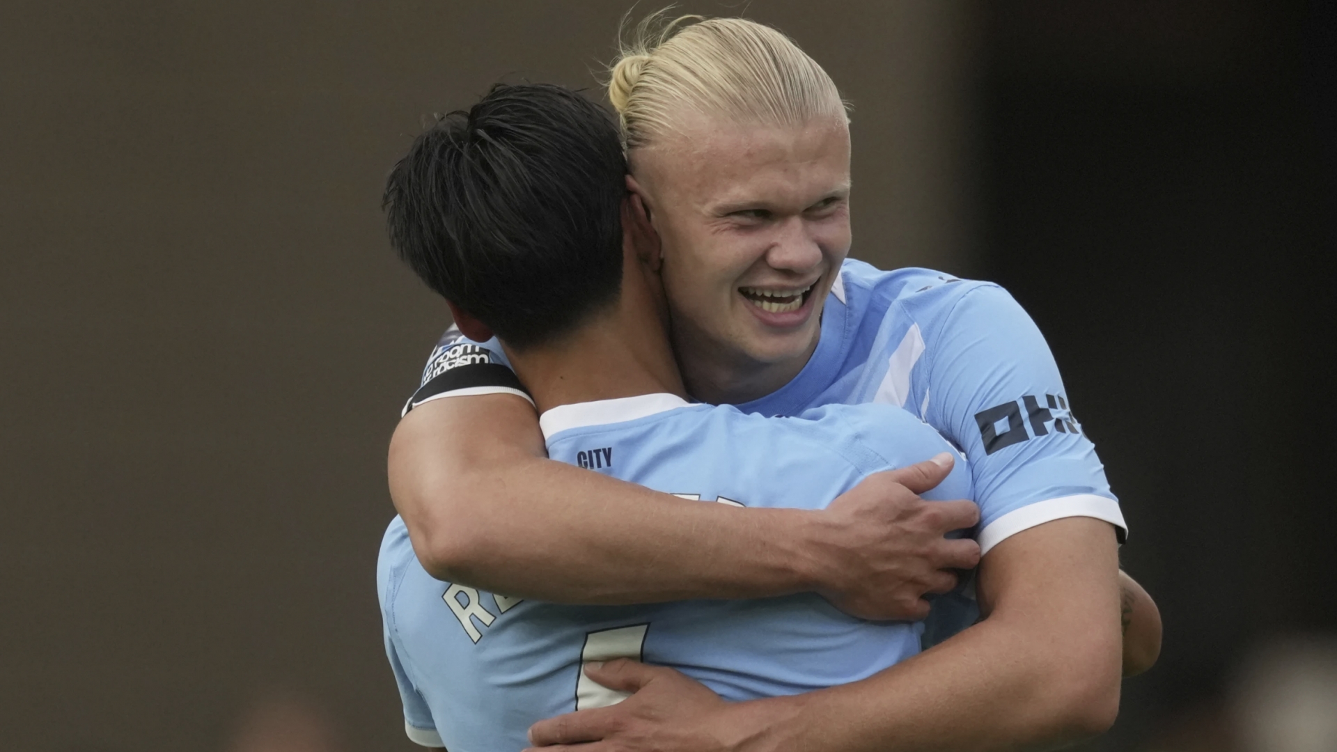 Man City thắng đậm Wolves ngày ra quân Ngoại hạng Anh