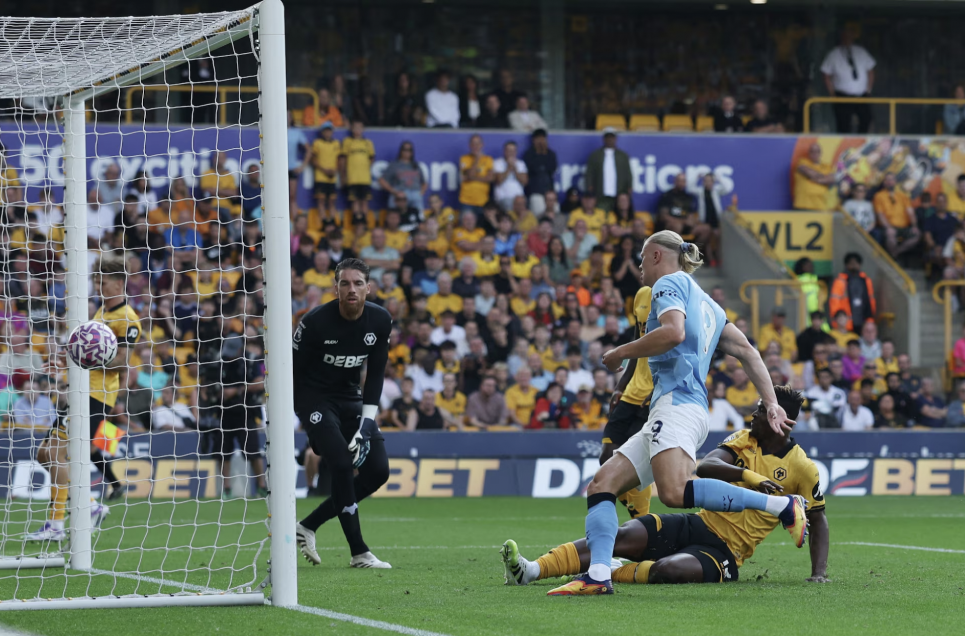 Man City thắng đậm Wolves ngày ra quân Ngoại hạng Anh
