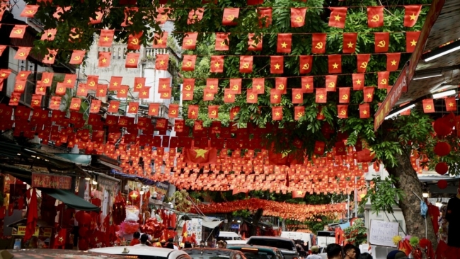 Hàng Mã rực rỡ Cờ đỏ sao vàng mừng ngày Quốc khánh 2/9