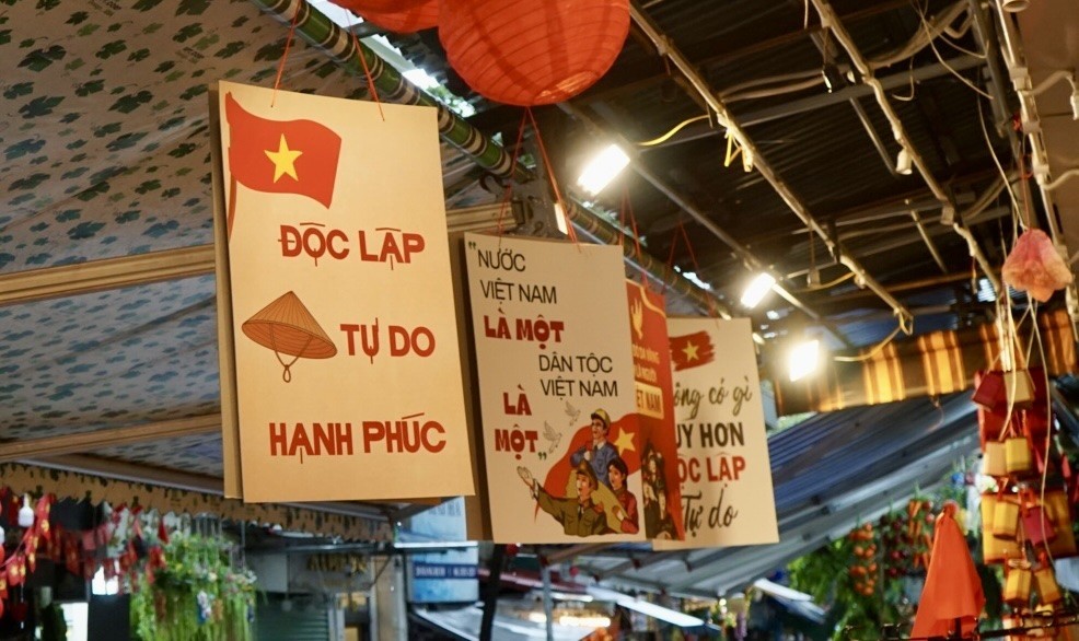 Hàng Mã rực rỡ Cờ đỏ sao vàng mừng ngày Quốc khánh 2/9