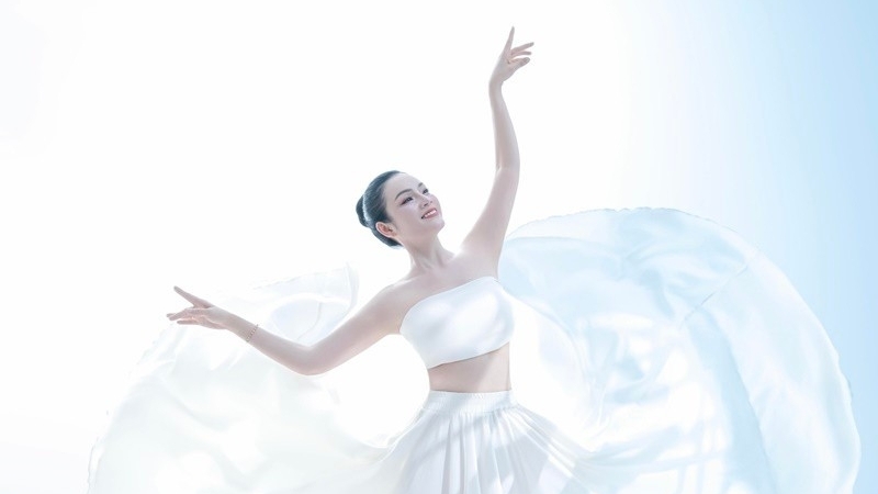 Ca sĩ Tân Nhàn khoe sắc vóc gợi cảm đón tuổi mới