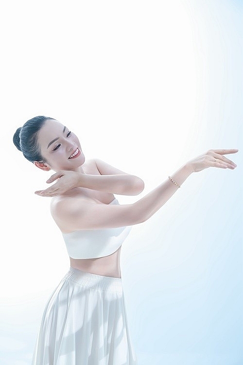 Ca sĩ Tân Nhàn khoe sắc vóc gợi cảm đón tuổi mới