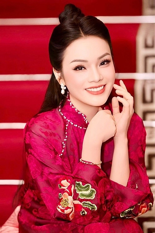 Ca sĩ Tân Nhàn khoe sắc vóc gợi cảm đón tuổi mới
