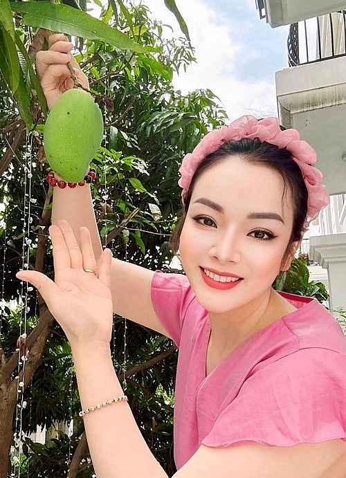 Ca sĩ Tân Nhàn khoe sắc vóc gợi cảm đón tuổi mới