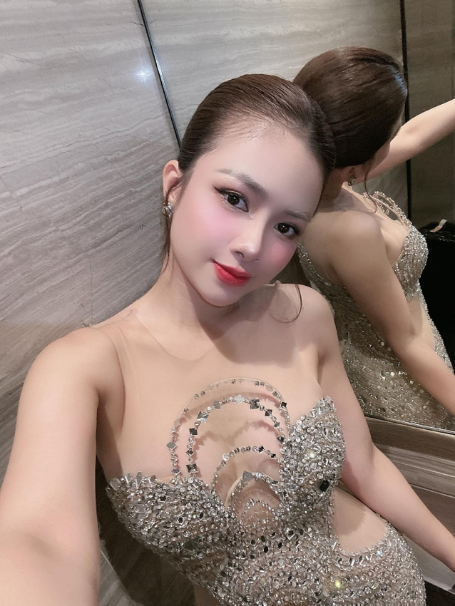 Nhan sắc nữ ca sĩ gây sốt với khoảnh khắc chào cờ trên sóng truyền hình