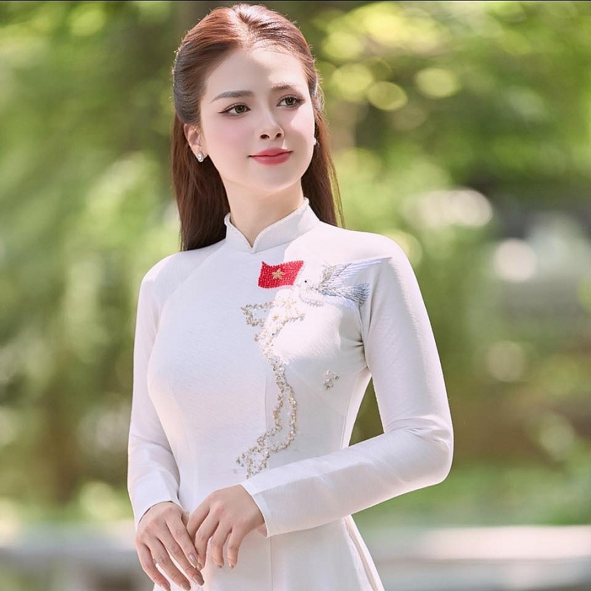 Nhan sắc nữ ca sĩ gây sốt với khoảnh khắc chào cờ trên sóng truyền hình
