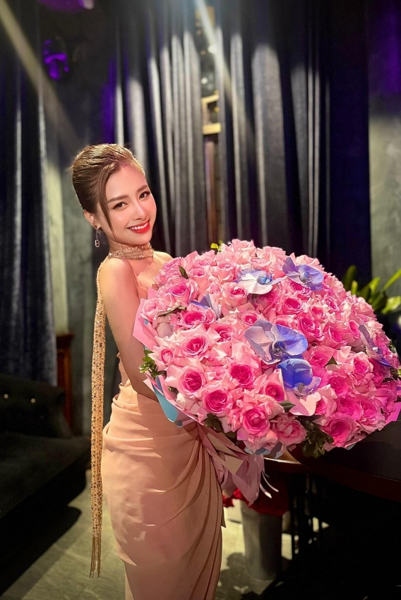 Nhan sắc nữ ca sĩ gây sốt với khoảnh khắc chào cờ trên sóng truyền hình