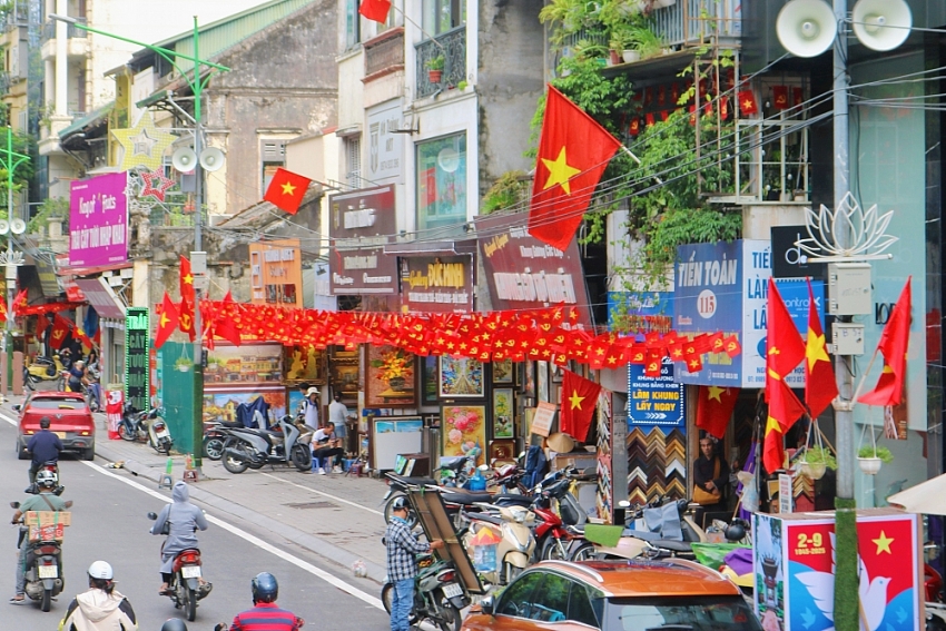 Hà Nội rực sắc đỏ trước thềm đại lễ Quốc khánh 2/9