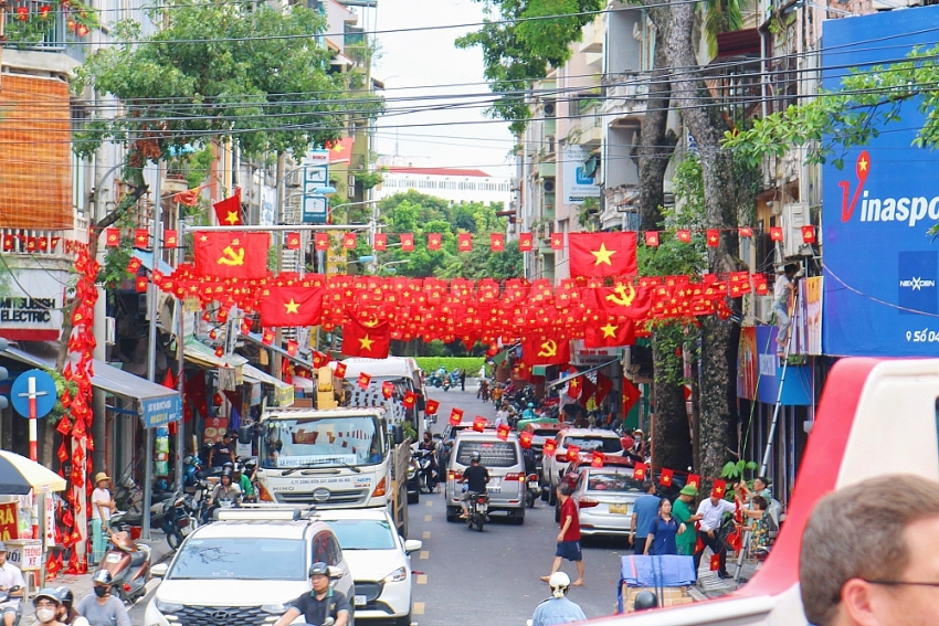 Hà Nội rực sắc đỏ trước thềm đại lễ Quốc khánh 2/9