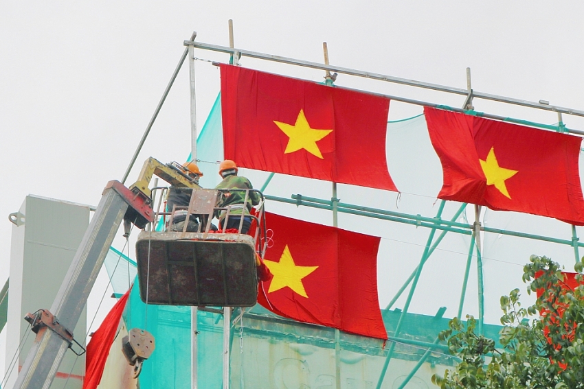 Hà Nội rực sắc đỏ trước thềm đại lễ Quốc khánh 2/9