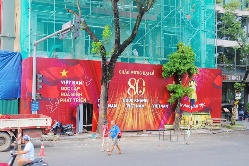 Hà Nội rực sắc đỏ trước thềm đại lễ Quốc khánh 2/9