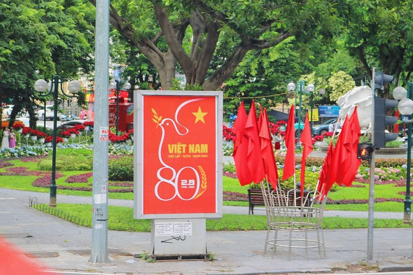 Hà Nội rực sắc đỏ trước thềm đại lễ Quốc khánh 2/9