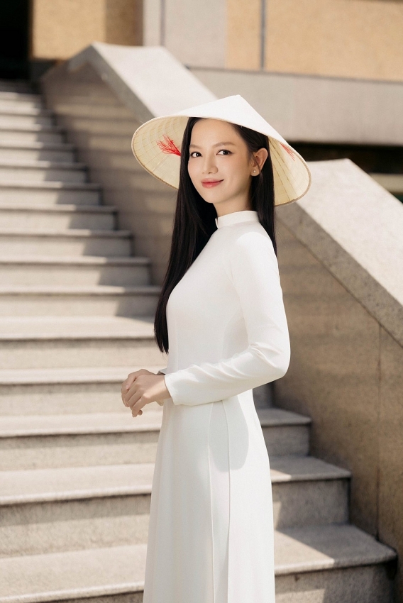 Nhan sắc xinh đẹp của Lê Hạ Anh “Mưa đỏ”
