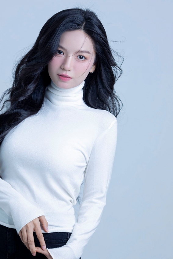 Nhan sắc xinh đẹp của Lê Hạ Anh “Mưa đỏ”