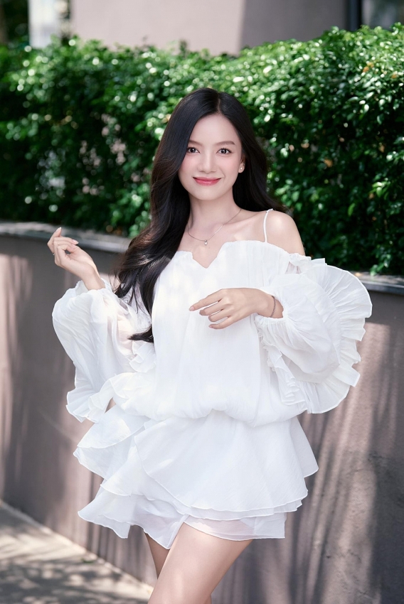 Nhan sắc xinh đẹp của Lê Hạ Anh “Mưa đỏ”