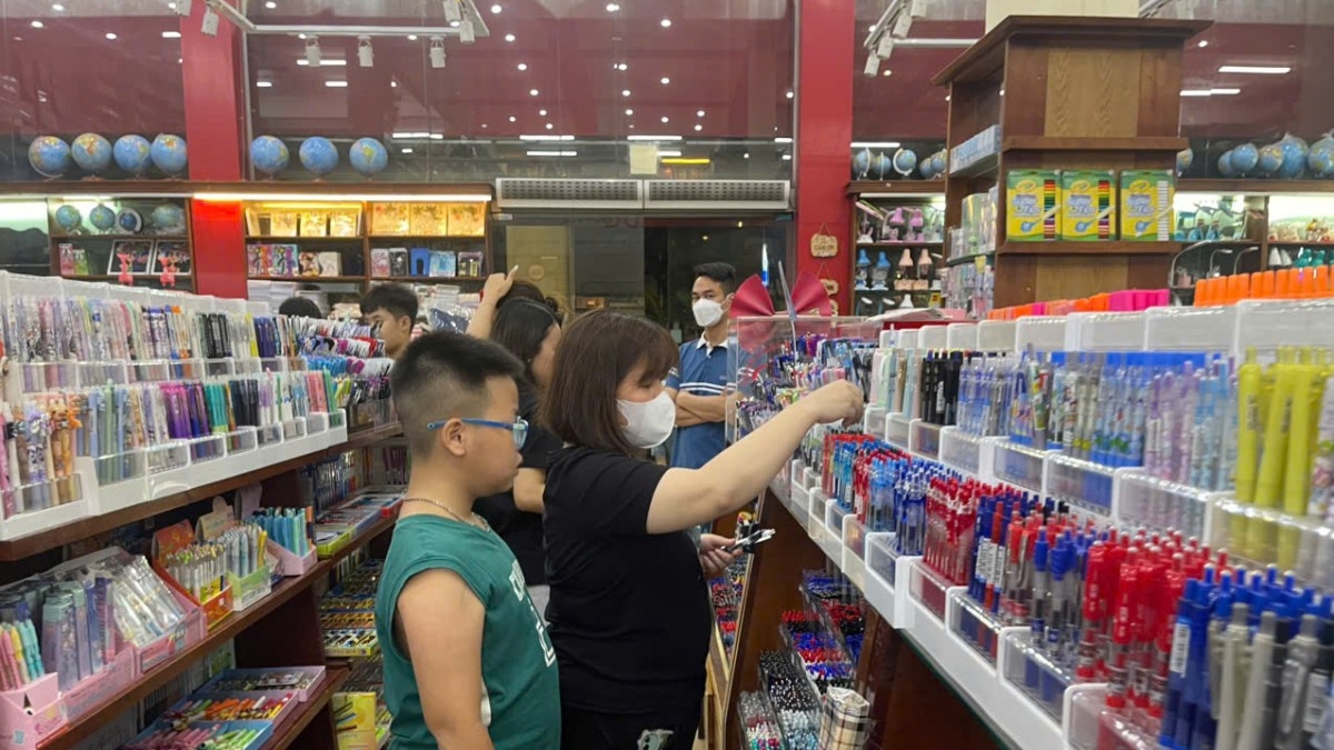 Hà Nội: Thị trường sách, đồ dùng học tập sôi động trước thềm năm học mới