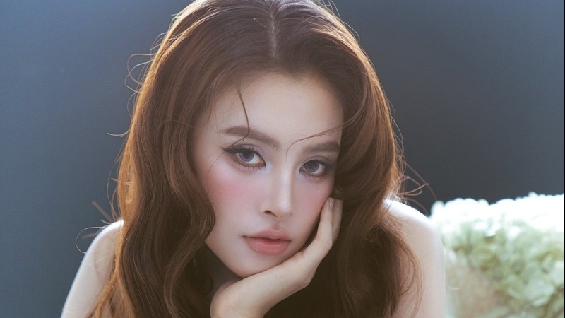 Tiểu Vy mừng sinh nhật tuổi 25 với phong cách trẻ trung cuốn hút mọi ánh nhìn
