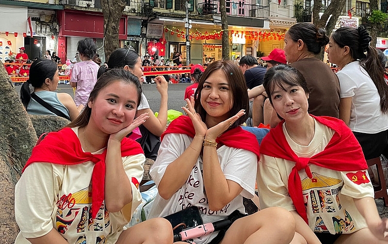 Người dân háo hức theo dõi buổi tổng hợp luyện diễu binh, diễu hành A80