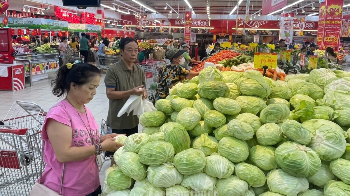 Khẩn trương dự trữ hàng hóa, chống găm hàng, tăng giá trước bão số 5
