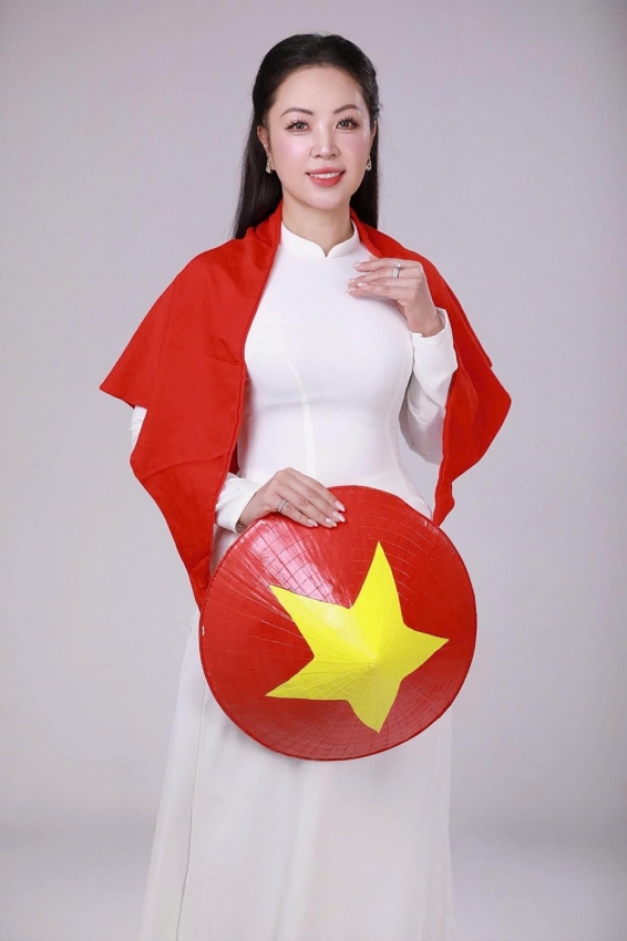 Hoa hậu Hoàng Thu Thủy xinh đẹp trong bộ ảnh kỷ niệm 80 năm Quốc khánh 2/9